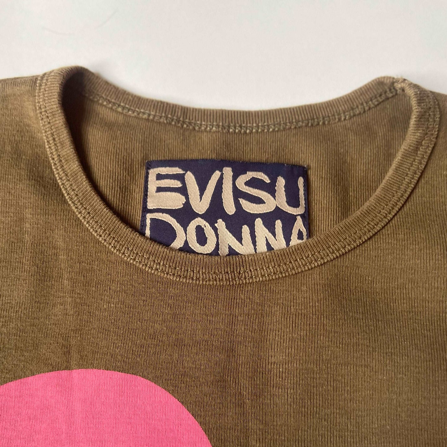 00's Evisu Donna Baby Tee in Khaki with Pink Logo - M