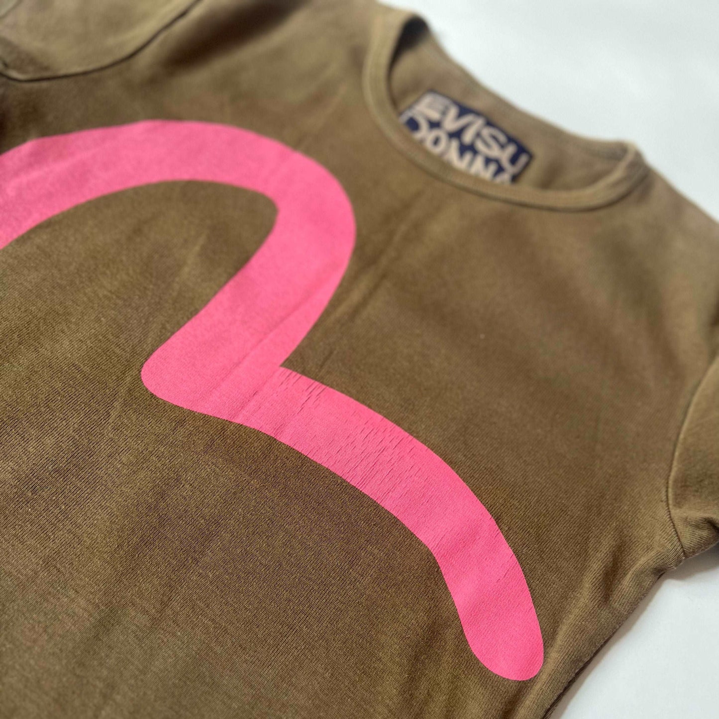 00's Evisu Donna Baby Tee in Khaki with Pink Logo - M